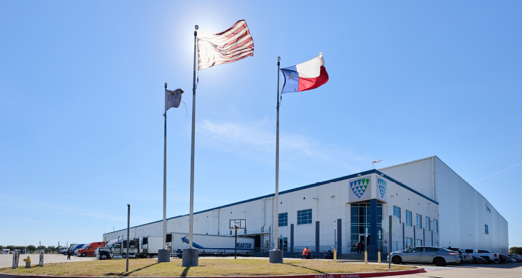 Operating more than 300 temperature-controlled warehouses in the United States and Canada, Lineage offers extensive cross-border reach. 