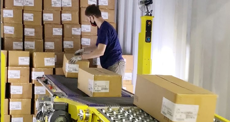 Gorbel’s Destuff-it™ solution is designed for unloading operations and contains a conveyor belt that moves in one direction.