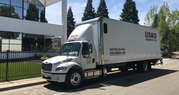 Los servicios urgentes de USKO utilizan principalmente una gran flota de furgonetas Sprinter y camiones rectos para un transporte terrestre rápido y exclusivo.