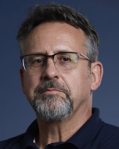 Foto de cabeza de Bojan Stbanovic, Director Global de Comercio de Logistics Plus.