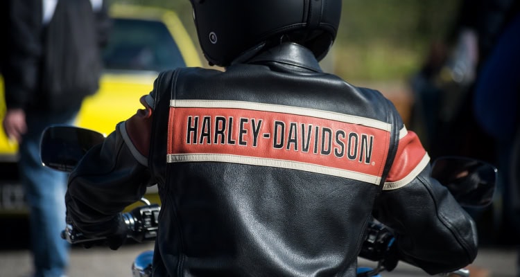 Foto de una persona con una chaqueta Harley Davidson.