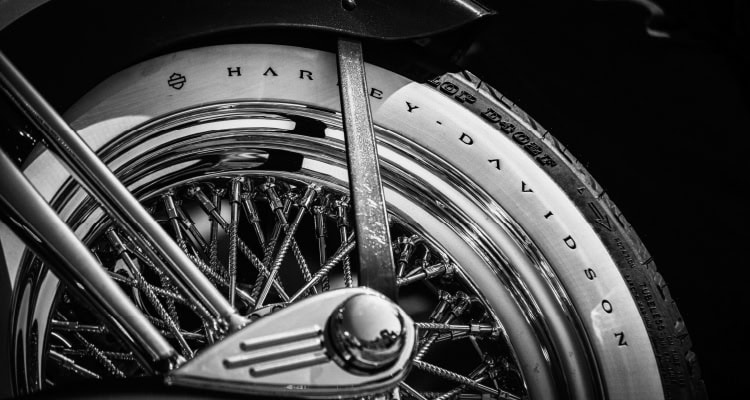 Foto de cerca de una rueda de una motocicleta Harley Davidson.