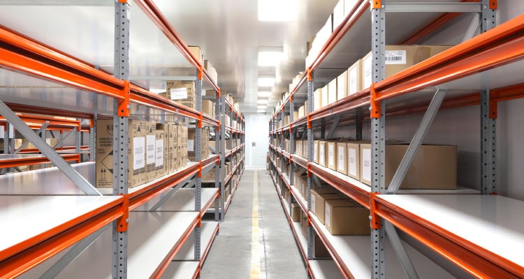 AR Racking ofrece una nueva versión galvanizada de su sistema AR LS, con montantes galvanizados, una solución de estanterías de servicio mediano diseñada para almacenes.