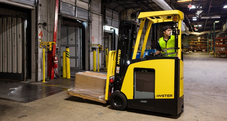 Hyster rediseñó su montacargas de pie de tres ruedas, con actualizaciones enfocadas en mejorar la experiencia del operador y aumentar la productividad en los flujos de trabajo de descarga y almacén en operaciones de fabricación.