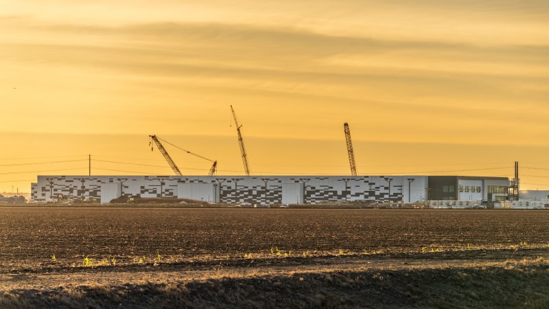 How to Manage Logistics Effectively During Data Center Development & Construction How to Manage Logistics Effectively During Data Center Development & Construction