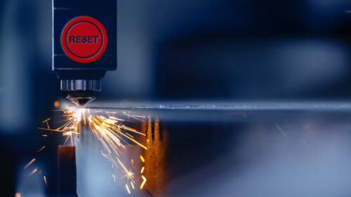 Imagen de una herramienta de fabricación con un botón de reinicio rojo.