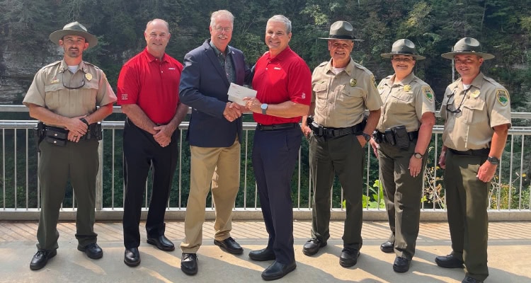 Averitt ha continuado su compromiso con la responsabilidad ambiental y la participación comunitaria a través de una contribución reciente que apoya los parques estatales Cummins Falls, Fall Creek Falls y Burgess Falls.