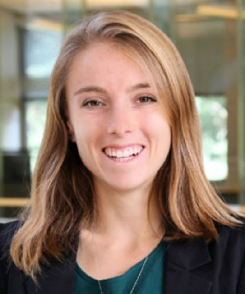 Foto de cabeza de Ashton Roberts, gerente de cadena de suministro y análisis de Bragg Live Food Products.