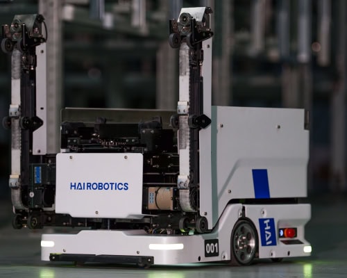 The new HaiPick Climb system from Hai Robotics is built around the HaiClimber robot, an intelligent, compact climbing robot.