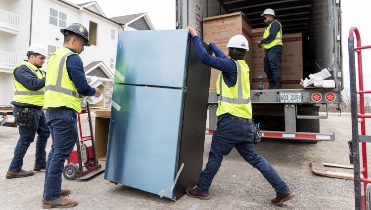 GE Appliances utiliza IA agente para analizar patrones y predecir mejor qué y cuándo harán pedidos los clientes en el futuro.