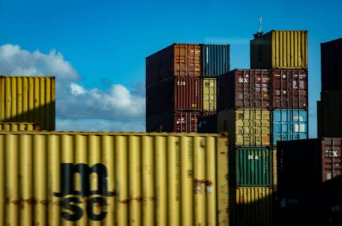 contenedores de carga apilados